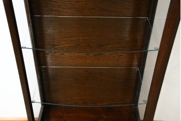 イギリスアンティーク　小振りサイズ!!エレガントな曲線を描く猫脚が優雅さを高めるガラスキャビネット　(R-084522)