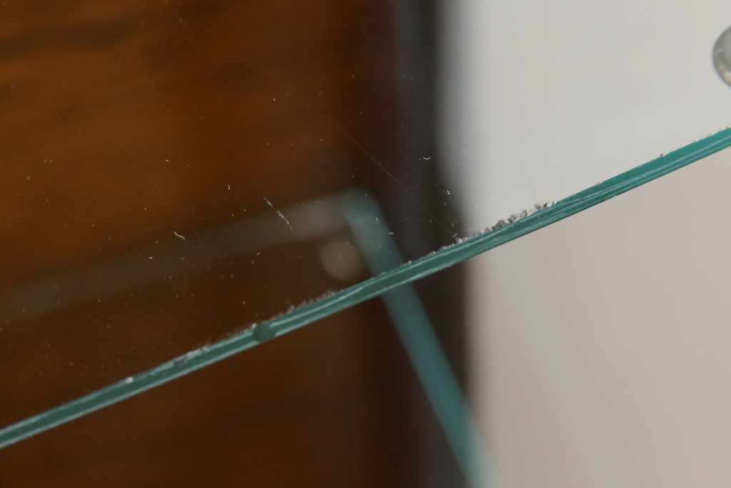 イギリスアンティーク　小振りサイズ!!エレガントな曲線を描く猫脚が優雅さを高めるガラスキャビネット　(R-084522)