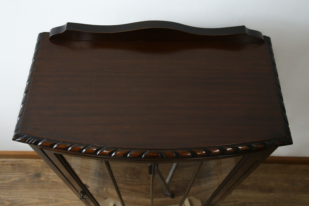 イギリスアンティーク　小振りサイズ!!エレガントな曲線を描く猫脚が優雅さを高めるガラスキャビネット　(R-084522)