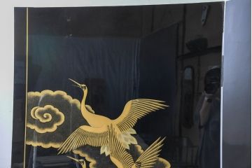 中古　超美品!!　輪島塗り　名工 川端光峰作　金蒔絵で羽の一本一本まで表現された美しい鶴に目を惹かれる折り畳み可能な大型の衝立(つい立て、衝い立て、パーティション、間仕切り)(定価約400万円)(R-084525)