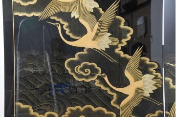 中古　超美品!!　輪島塗り　名工 川端光峰作　金蒔絵で羽の一本一本まで表現された美しい鶴に目を惹かれる折り畳み可能な大型の衝立(つい立て、衝い立て、パーティション、間仕切り)(定価約400万円)(R-084525)