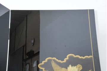 中古　超美品!!　輪島塗り　名工 川端光峰作　金蒔絵で羽の一本一本まで表現された美しい鶴に目を惹かれる折り畳み可能な大型の衝立(つい立て、衝い立て、パーティション、間仕切り)(定価約400万円)(R-084525)