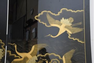 中古　超美品!!　輪島塗り　名工 川端光峰作　金蒔絵で羽の一本一本まで表現された美しい鶴に目を惹かれる折り畳み可能な大型の衝立(つい立て、衝い立て、パーティション、間仕切り)(定価約400万円)(R-084525)
