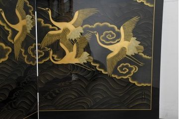 中古　超美品!!　輪島塗り　名工 川端光峰作　金蒔絵で羽の一本一本まで表現された美しい鶴に目を惹かれる折り畳み可能な大型の衝立(つい立て、衝い立て、パーティション、間仕切り)(定価約400万円)(R-084525)