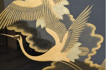 中古　超美品!!　輪島塗り　名工 川端光峰作　金蒔絵で羽の一本一本まで表現された美しい鶴に目を惹かれる折り畳み可能な大型の衝立(つい立て、衝い立て、パーティション、間仕切り)(定価約400万円)(R-084525)