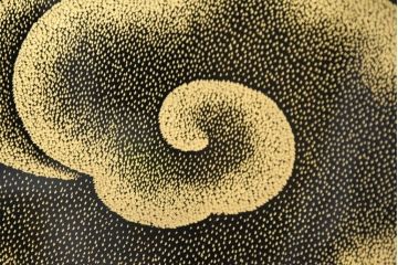 中古　超美品!!　輪島塗り　名工 川端光峰作　金蒔絵で羽の一本一本まで表現された美しい鶴に目を惹かれる折り畳み可能な大型の衝立(つい立て、衝い立て、パーティション、間仕切り)(定価約400万円)(R-084525)
