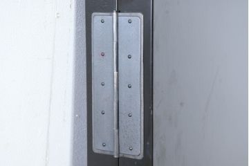 中古　超美品!!　輪島塗り　名工 川端光峰作　金蒔絵で羽の一本一本まで表現された美しい鶴に目を惹かれる折り畳み可能な大型の衝立(つい立て、衝い立て、パーティション、間仕切り)(定価約400万円)(R-084525)