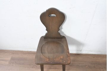 中古　横浜クラシック家具　ノックオンウッド(knockonwood)　Hand Made　コロニアルシリーズ　背板のデザインが目を惹くチェア(ダイニングチェア、板座チェア)(定価約5万円)(R-084527)