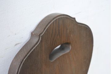 中古　横浜クラシック家具　ノックオンウッド(knockonwood)　Hand Made　コロニアルシリーズ　背板のデザインが目を惹くチェア(ダイニングチェア、板座チェア)(定価約5万円)(R-084527)