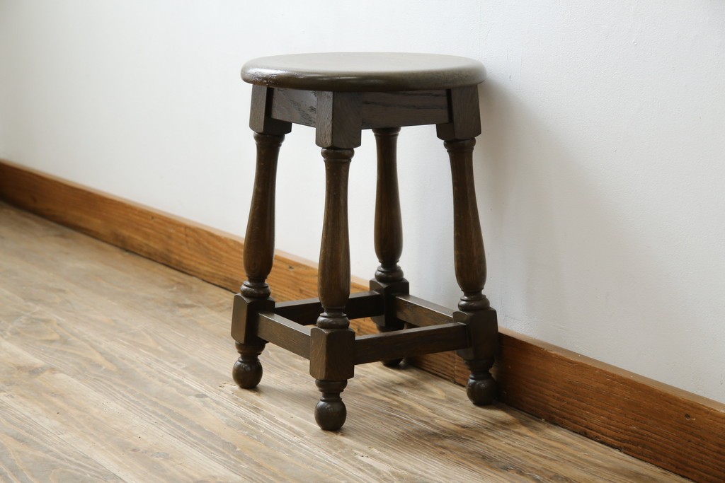 中古　横浜クラシック家具　ノックオンウッド(knockonwood)　Hand Made　重厚感のあるスツール　(R-084528)