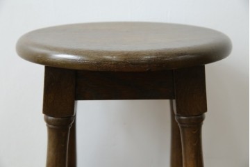 中古　横浜クラシック家具　ノックオンウッド(knockonwood)　Hand Made　重厚感のあるスツール　(R-084528)