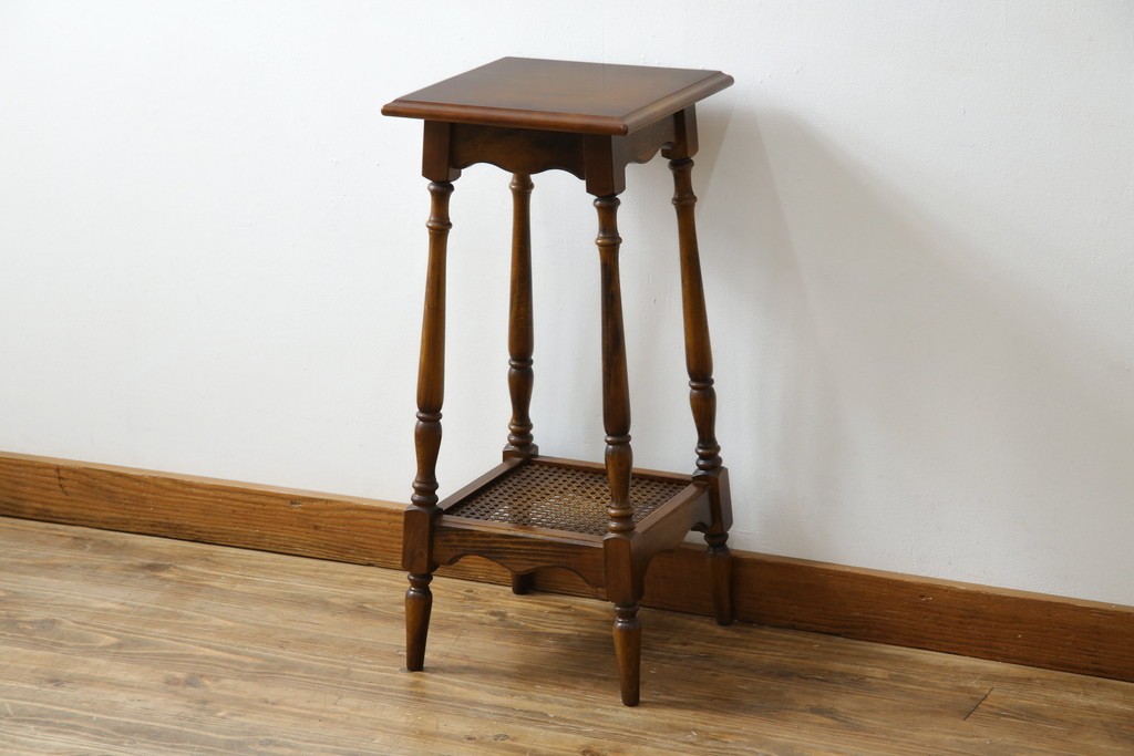 和製ビンテージ　希少な廃番品　オールドカリモク　カリモク家具(karimoku)　COLONIAL(コロニアル)シリーズ　籐(ラタン)編みの棚板がおしゃれな花台　(R-084530)