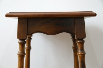 和製ビンテージ　希少な廃番品　オールドカリモク　カリモク家具(karimoku)　COLONIAL(コロニアル)シリーズ　籐(ラタン)編みの棚板がおしゃれな花台　(R-084530)