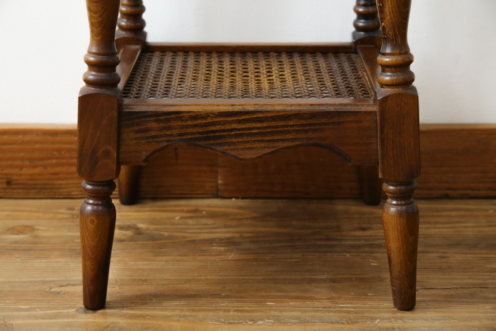 和製ビンテージ　希少な廃番品　オールドカリモク　カリモク家具(karimoku)　COLONIAL(コロニアル)シリーズ　籐(ラタン)編みの棚板がおしゃれな花台　(R-084530)