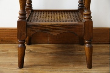 和製ビンテージ　希少な廃番品　オールドカリモク　カリモク家具(karimoku)　COLONIAL(コロニアル)シリーズ　籐(ラタン)編みの棚板がおしゃれな花台　(R-084530)