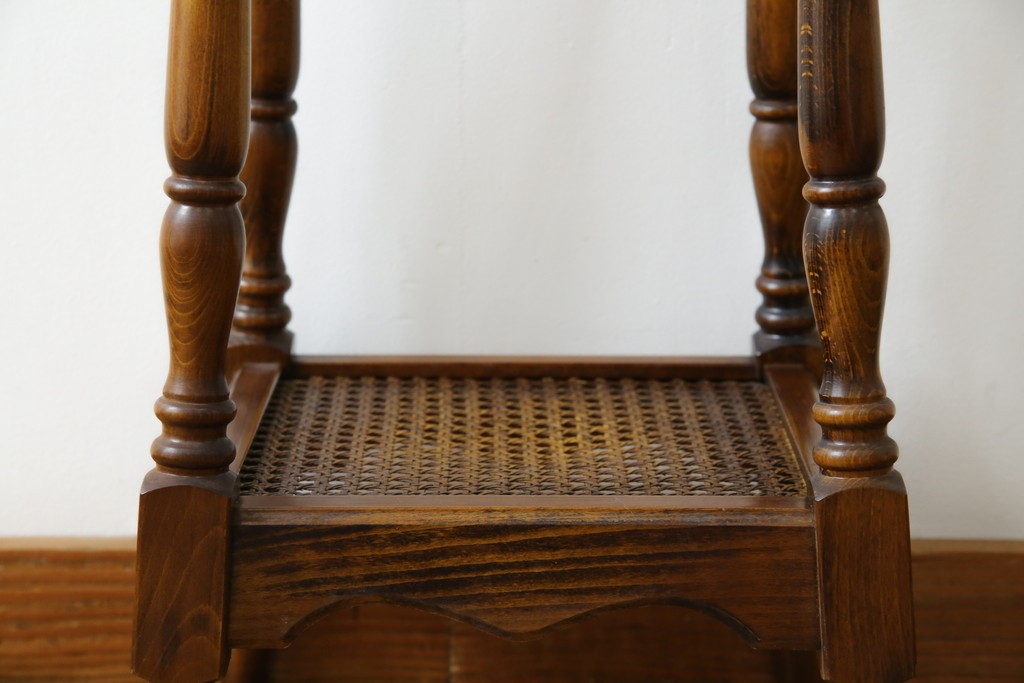 和製ビンテージ　希少な廃番品　オールドカリモク　カリモク家具(karimoku)　COLONIAL(コロニアル)シリーズ　籐(ラタン)編みの棚板がおしゃれな花台　(R-084530)