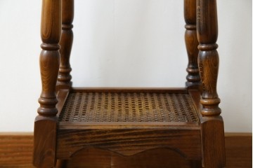 和製ビンテージ　希少な廃番品　オールドカリモク　カリモク家具(karimoku)　COLONIAL(コロニアル)シリーズ　籐(ラタン)編みの棚板がおしゃれな花台　(R-084530)