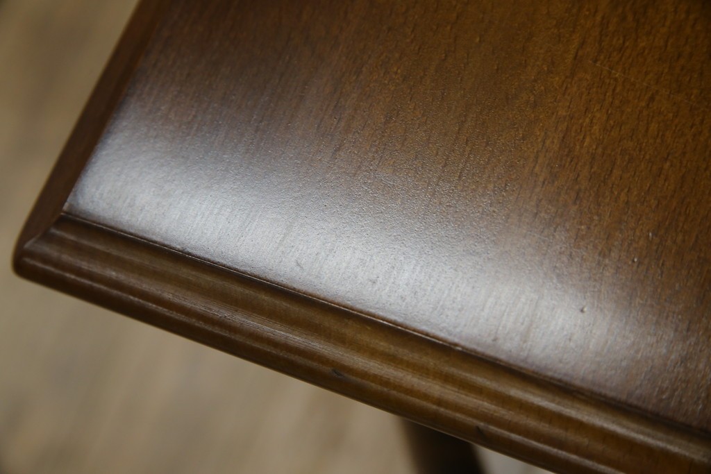 和製ビンテージ　希少な廃番品　オールドカリモク　カリモク家具(karimoku)　COLONIAL(コロニアル)シリーズ　籐(ラタン)編みの棚板がおしゃれな花台　(R-084530)