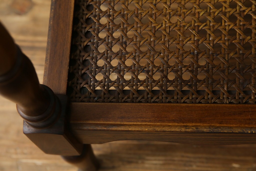 和製ビンテージ　希少な廃番品　オールドカリモク　カリモク家具(karimoku)　COLONIAL(コロニアル)シリーズ　籐(ラタン)編みの棚板がおしゃれな花台　(R-084530)