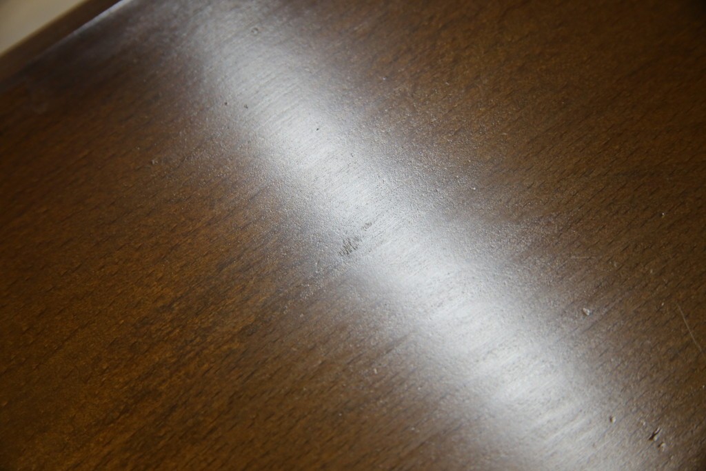 和製ビンテージ　希少な廃番品　オールドカリモク　カリモク家具(karimoku)　COLONIAL(コロニアル)シリーズ　籐(ラタン)編みの棚板がおしゃれな花台　(R-084530)