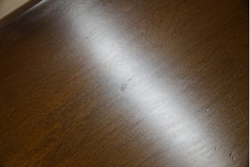 和製ビンテージ　希少な廃番品　オールドカリモク　カリモク家具(karimoku)　COLONIAL(コロニアル)シリーズ　籐(ラタン)編みの棚板がおしゃれな花台　(R-084530)