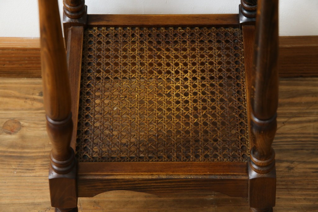 和製ビンテージ　希少な廃番品　オールドカリモク　カリモク家具(karimoku)　COLONIAL(コロニアル)シリーズ　籐(ラタン)編みの棚板がおしゃれな花台　(R-084530)