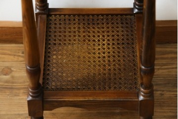 和製ビンテージ　希少な廃番品　オールドカリモク　カリモク家具(karimoku)　COLONIAL(コロニアル)シリーズ　籐(ラタン)編みの棚板がおしゃれな花台　(R-084530)