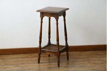 和製ビンテージ　希少な廃番品　オールドカリモク　カリモク家具(karimoku)　COLONIAL(コロニアル)シリーズ　籐(ラタン)編みの棚板がおしゃれな花台　(R-084530)