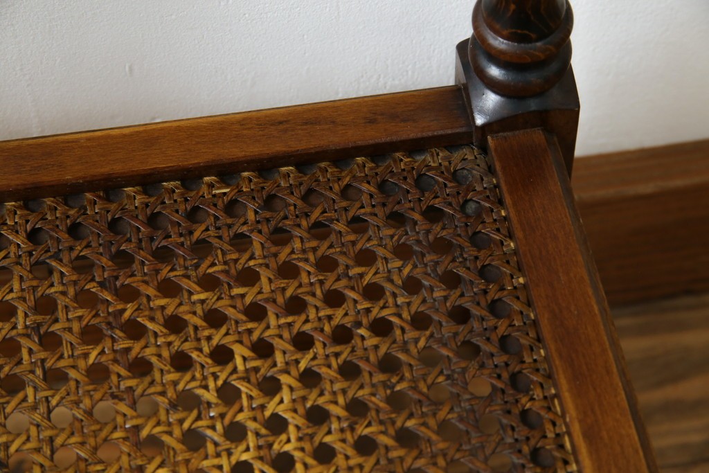 和製ビンテージ　希少な廃番品　オールドカリモク　カリモク家具(karimoku)　COLONIAL(コロニアル)シリーズ　籐(ラタン)編みの棚板がおしゃれな花台　(R-084530)