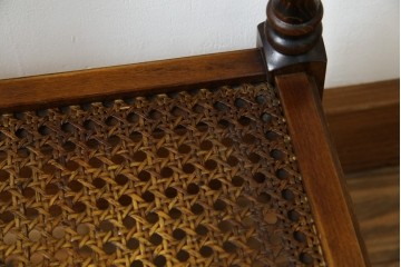 和製ビンテージ　希少な廃番品　オールドカリモク　カリモク家具(karimoku)　COLONIAL(コロニアル)シリーズ　籐(ラタン)編みの棚板がおしゃれな花台　(R-084530)