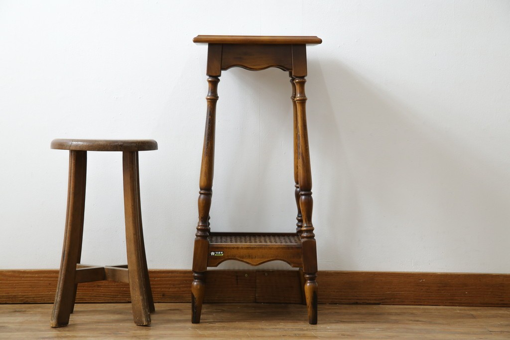 和製ビンテージ　希少な廃番品　オールドカリモク　カリモク家具(karimoku)　COLONIAL(コロニアル)シリーズ　籐(ラタン)編みの棚板がおしゃれな花台　(R-084530)