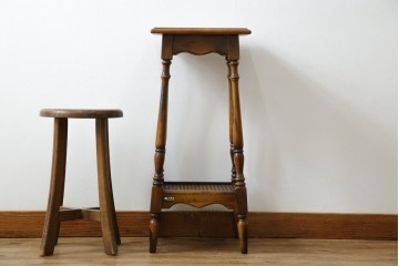 和製ビンテージ　希少な廃番品　オールドカリモク　カリモク家具(karimoku)　COLONIAL(コロニアル)シリーズ　籐(ラタン)編みの棚板がおしゃれな花台　(R-084530)