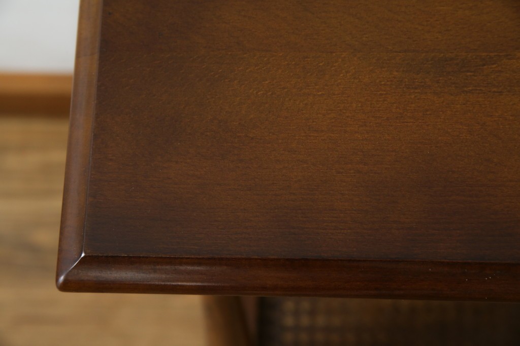 和製ビンテージ　希少な廃番品　オールドカリモク　カリモク家具(karimoku)　COLONIAL(コロニアル)シリーズ　籐(ラタン)編みの棚板がおしゃれな花台　(R-084530)