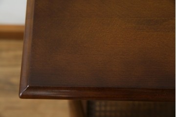 和製ビンテージ　希少な廃番品　オールドカリモク　カリモク家具(karimoku)　COLONIAL(コロニアル)シリーズ　籐(ラタン)編みの棚板がおしゃれな花台　(R-084530)