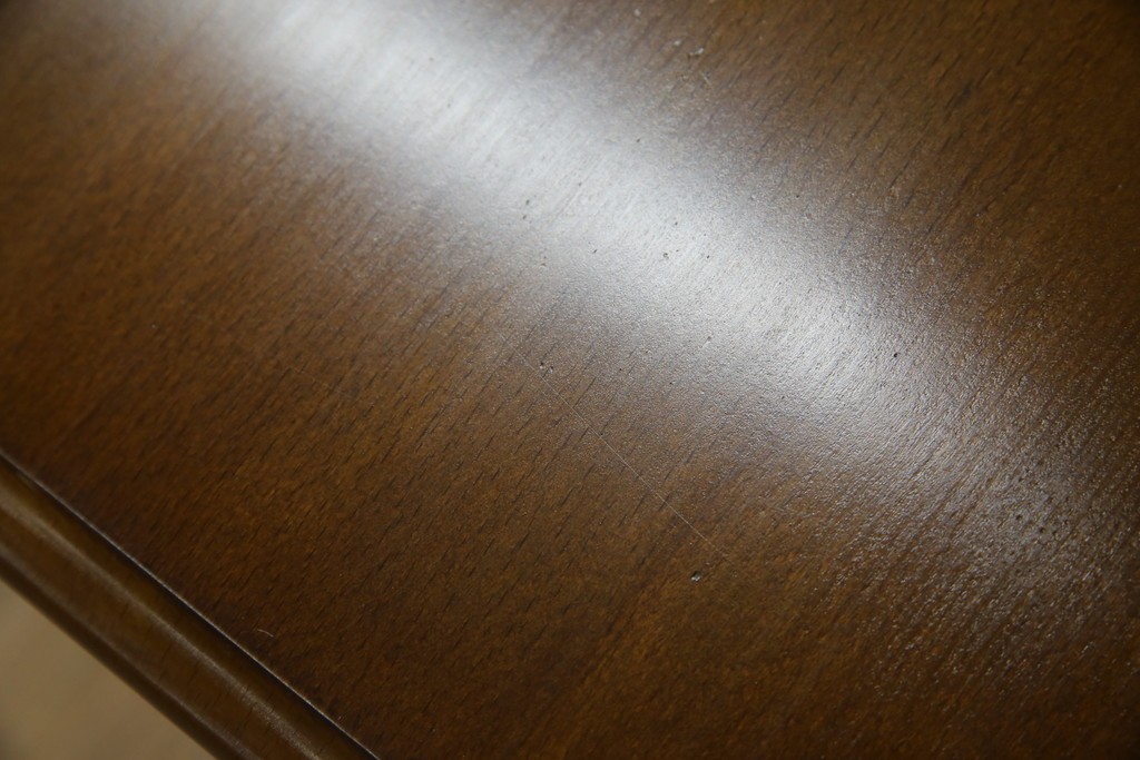 和製ビンテージ　希少な廃番品　オールドカリモク　カリモク家具(karimoku)　COLONIAL(コロニアル)シリーズ　籐(ラタン)編みの棚板がおしゃれな花台　(R-084530)