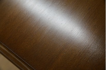 和製ビンテージ　希少な廃番品　オールドカリモク　カリモク家具(karimoku)　COLONIAL(コロニアル)シリーズ　籐(ラタン)編みの棚板がおしゃれな花台　(R-084530)