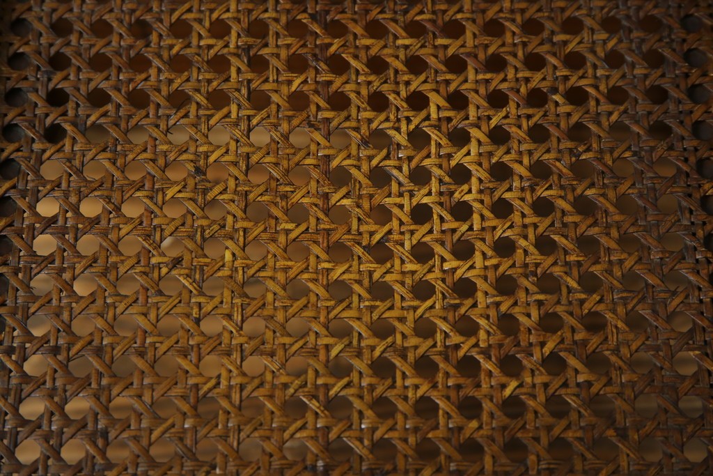 和製ビンテージ　希少な廃番品　オールドカリモク　カリモク家具(karimoku)　COLONIAL(コロニアル)シリーズ　籐(ラタン)編みの棚板がおしゃれな花台　(R-084530)