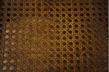 和製ビンテージ　希少な廃番品　オールドカリモク　カリモク家具(karimoku)　COLONIAL(コロニアル)シリーズ　籐(ラタン)編みの棚板がおしゃれな花台　(R-084530)