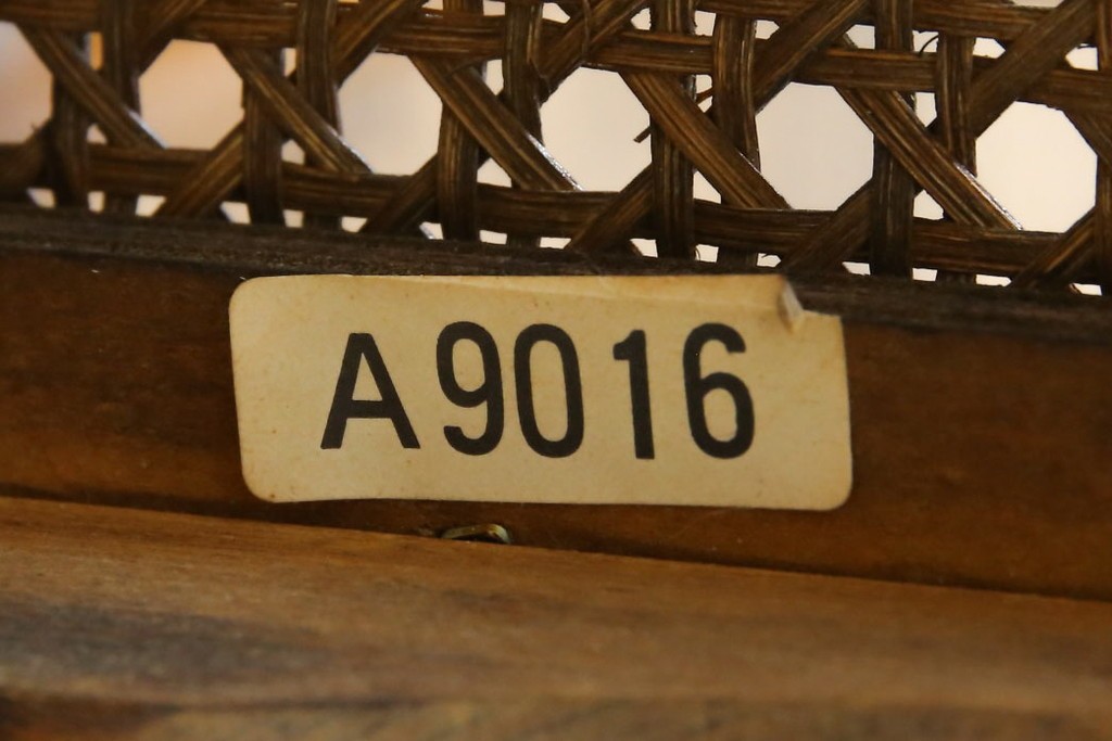 和製ビンテージ　希少な廃番品　オールドカリモク　カリモク家具(karimoku)　COLONIAL(コロニアル)シリーズ　籐(ラタン)編みの棚板がおしゃれな花台　(R-084530)