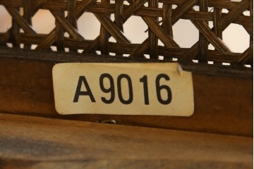 和製ビンテージ　希少な廃番品　オールドカリモク　カリモク家具(karimoku)　COLONIAL(コロニアル)シリーズ　籐(ラタン)編みの棚板がおしゃれな花台　(R-084530)