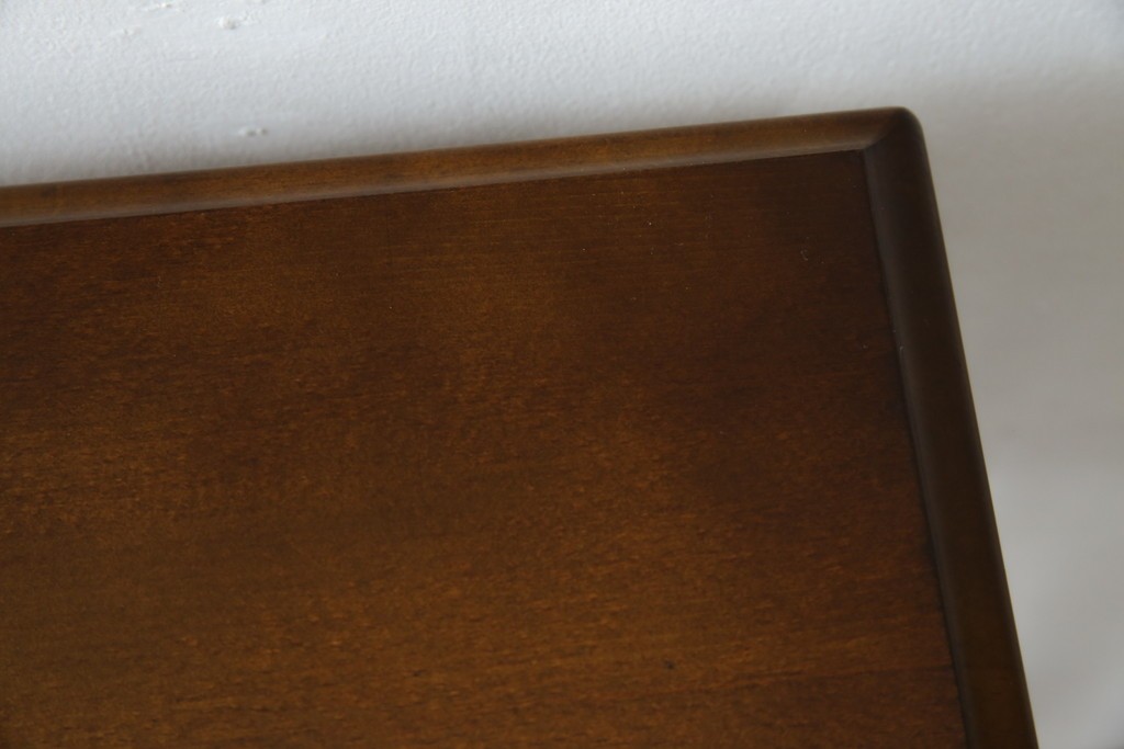 和製ビンテージ　希少な廃番品　オールドカリモク　カリモク家具(karimoku)　COLONIAL(コロニアル)シリーズ　籐(ラタン)編みの棚板がおしゃれな花台　(R-084530)