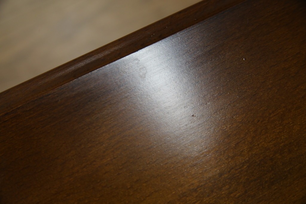 和製ビンテージ　希少な廃番品　オールドカリモク　カリモク家具(karimoku)　COLONIAL(コロニアル)シリーズ　籐(ラタン)編みの棚板がおしゃれな花台　(R-084530)