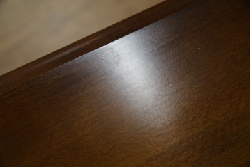 和製ビンテージ　希少な廃番品　オールドカリモク　カリモク家具(karimoku)　COLONIAL(コロニアル)シリーズ　籐(ラタン)編みの棚板がおしゃれな花台　(R-084530)