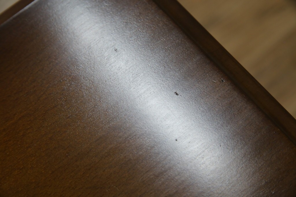 和製ビンテージ　希少な廃番品　オールドカリモク　カリモク家具(karimoku)　COLONIAL(コロニアル)シリーズ　籐(ラタン)編みの棚板がおしゃれな花台　(R-084530)