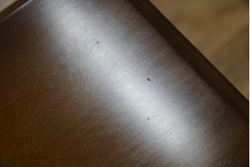 和製ビンテージ　希少な廃番品　オールドカリモク　カリモク家具(karimoku)　COLONIAL(コロニアル)シリーズ　籐(ラタン)編みの棚板がおしゃれな花台　(R-084530)