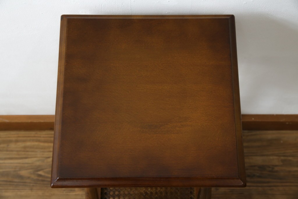 和製ビンテージ　希少な廃番品　オールドカリモク　カリモク家具(karimoku)　COLONIAL(コロニアル)シリーズ　籐(ラタン)編みの棚板がおしゃれな花台　(R-084530)