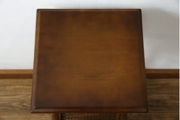 和製ビンテージ　希少な廃番品　オールドカリモク　カリモク家具(karimoku)　COLONIAL(コロニアル)シリーズ　籐(ラタン)編みの棚板がおしゃれな花台　(R-084530)
