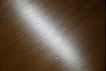 和製ビンテージ　希少な廃番品　オールドカリモク　カリモク家具(karimoku)　COLONIAL(コロニアル)シリーズ　籐(ラタン)編みの棚板がおしゃれな花台　(R-084530)