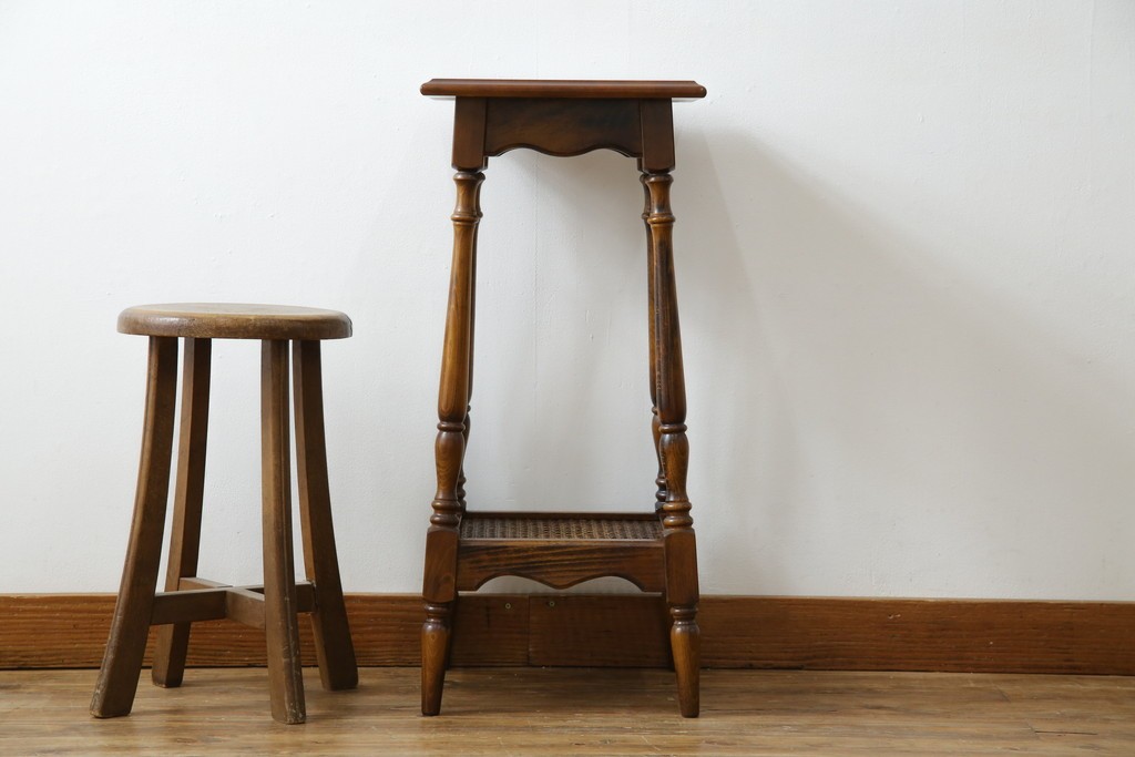 和製ビンテージ　希少な廃番品　オールドカリモク　カリモク家具(karimoku)　COLONIAL(コロニアル)シリーズ　籐(ラタン)編みの棚板がおしゃれな花台　(R-084530)