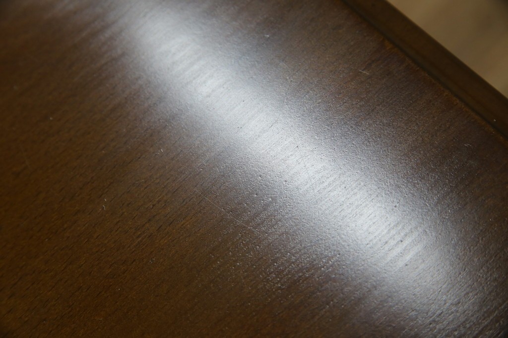 和製ビンテージ　希少な廃番品　オールドカリモク　カリモク家具(karimoku)　COLONIAL(コロニアル)シリーズ　籐(ラタン)編みの棚板がおしゃれな花台　(R-084530)